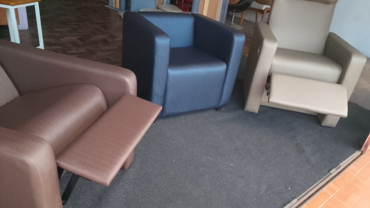 Poltronas lado a lado no ambiente de oficina